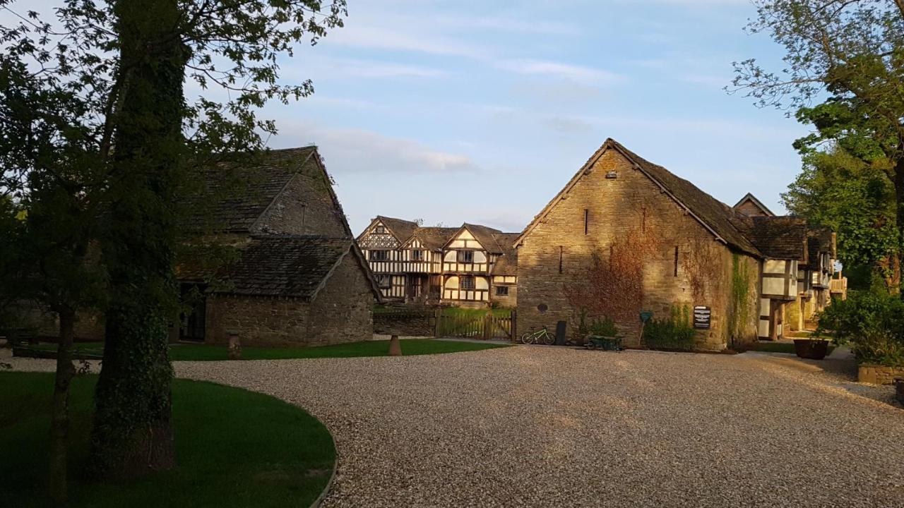 The Threshing Barn At Penrhos Court Villa Kington  Exteriör bild