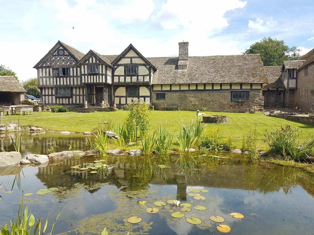 The Threshing Barn At Penrhos Court Villa Kington  Exteriör bild