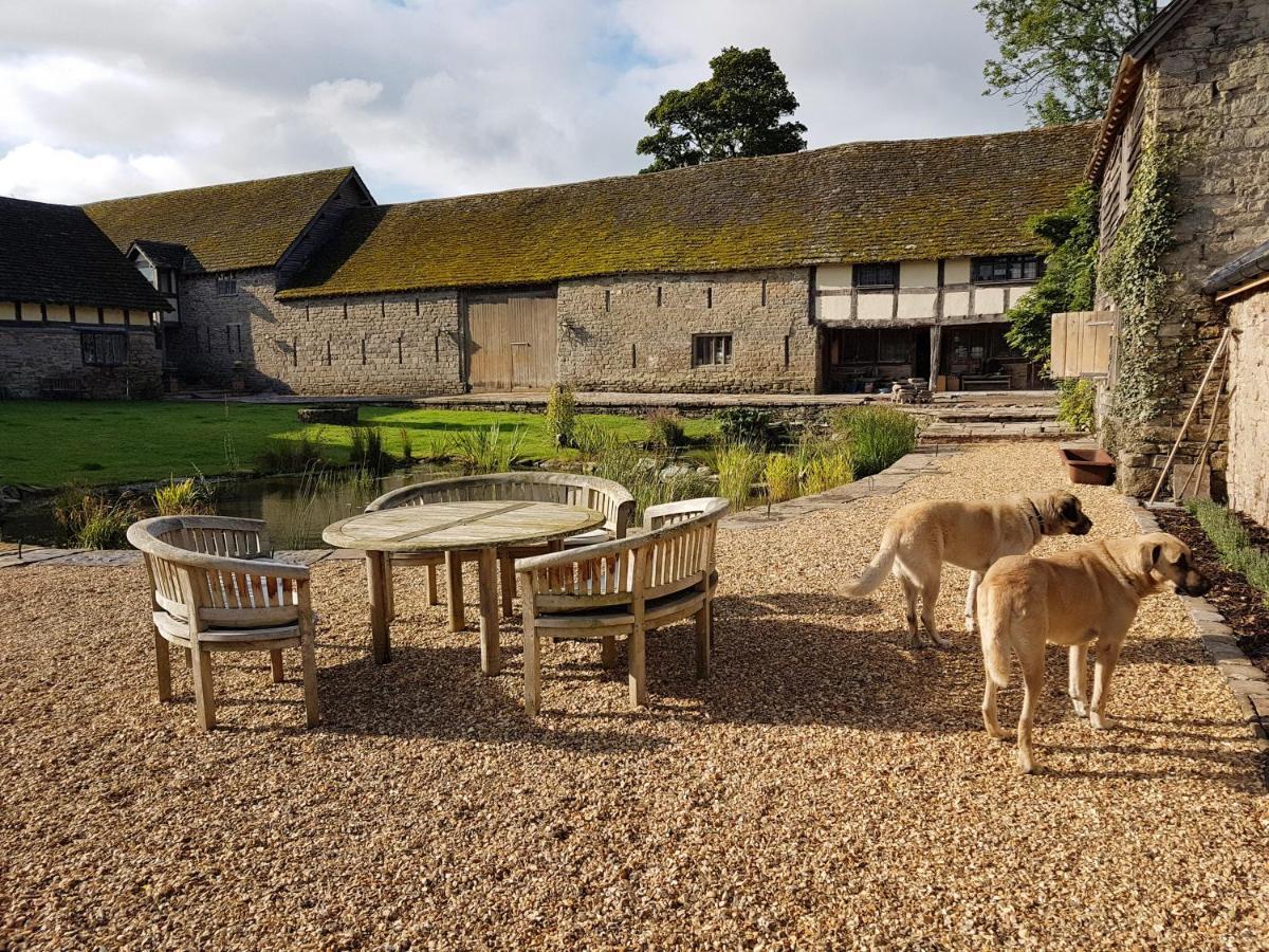 The Threshing Barn At Penrhos Court Villa Kington  Exteriör bild