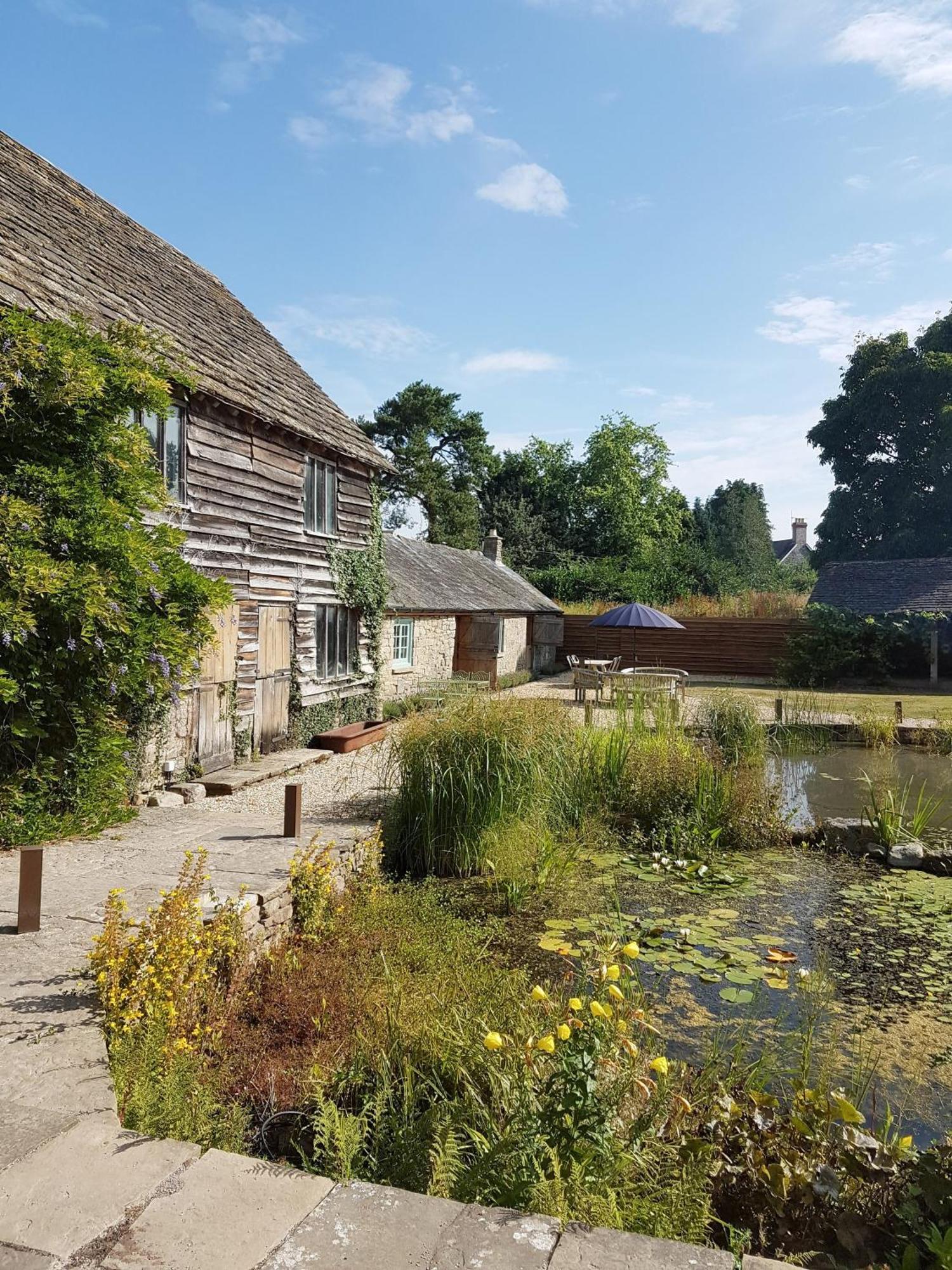 The Threshing Barn At Penrhos Court Villa Kington  Rum bild